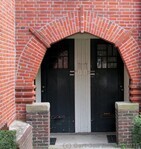 Kleinere portiek met twee voordeuren.
<br/>
Gert-Jan Lobbes, 2015